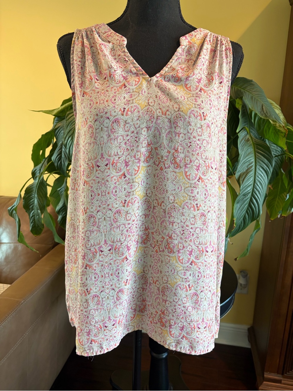 Paraphrase Rose Pink, Coral, and Cream Floral Sleeveless V-Neck Top - Medium